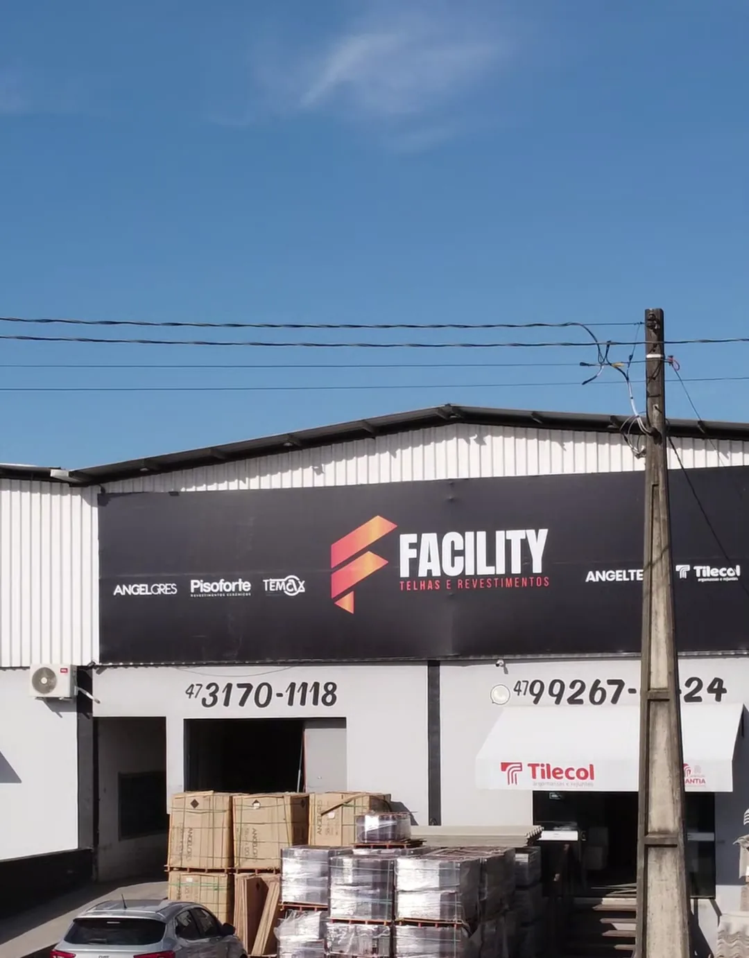 Fachada da loja Facility Telhas e Revestimentos em Barra Velha.
