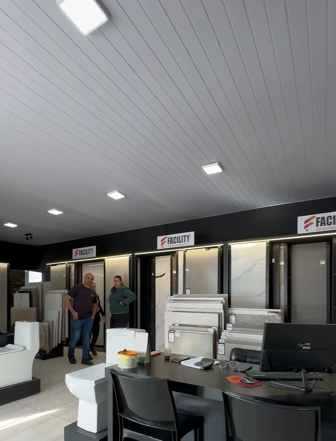 Showroom da Facility com pisos e revestimentos expostos.