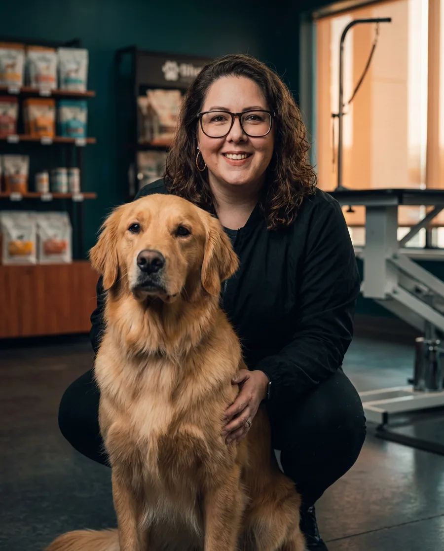 Clau Boaventura num pet shop, abraçada a um golden retriever.